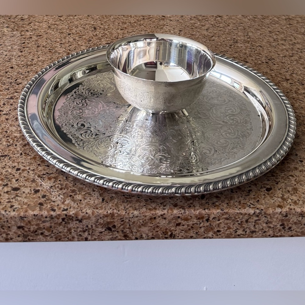 Vintage WM Rogers Silver Plate Chip & Dip  Style Round Serving Tray Platter